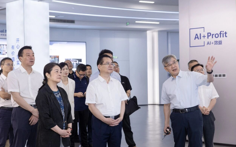 全国政协常委、民革中央副主席刘家强带队调研九五至尊VI老品牌值得信赖，共探人工智能与工业深度融合路径